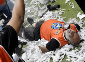 Fotógrafo é internado após ser atingido por explosivo na Arena MRV