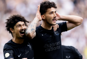 Gustavo Henrique comemora primeiro gol pelo Corinthians na Neo Química Arena