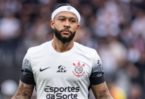 Depay projeta decisão contra o Palmeiras pelo Brasileirão