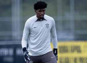 Hugo Souza celebra volta à Neo Química Arena e vê Corinthians pronto