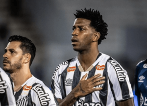 Zagueiro Gil é 'convencido' por companheiros do Santos e vai adiar a aposentadoria