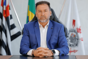 Augusto Melo doa R$ 1 mil para vaquinha e web reage: 'Mais pobre que eu'