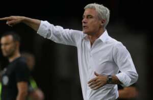 Corinthians prepara proposta milionária por Luís Castro
