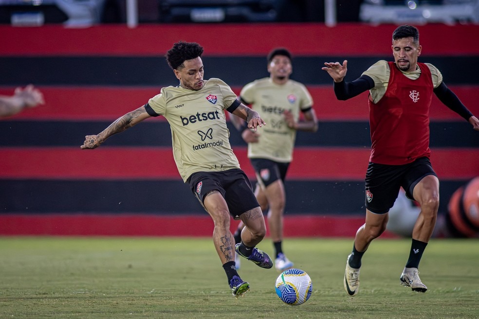 Matheuzinho sente e liga alerta no Vitória para possível desfalque ( Foto: Victor Ferreira/EC Vitória)