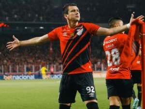 Athletico perde centroavante para encarar o Atlético-GO