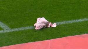 Torcedores do Corinthians jogam cabeça de porco no campo e Yuri Alberto quase se machuca