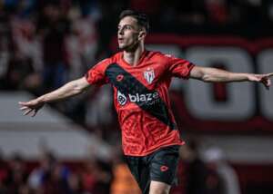 Meia do Atlético-GO será titular após saída de Louzer
