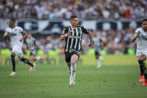 Paulinho revela lesão e passará por cirurgia no Atlético-MG; Vargas indica saída