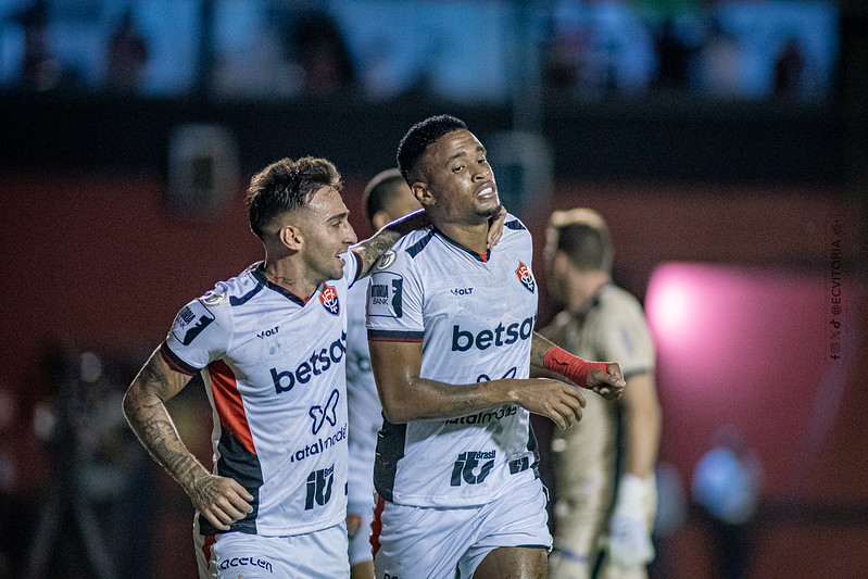 Vitória encaminha renovação com 4 jogadores e revela conversas por Alerrandro (Foto: Victor Ferreira/EC Vitória)