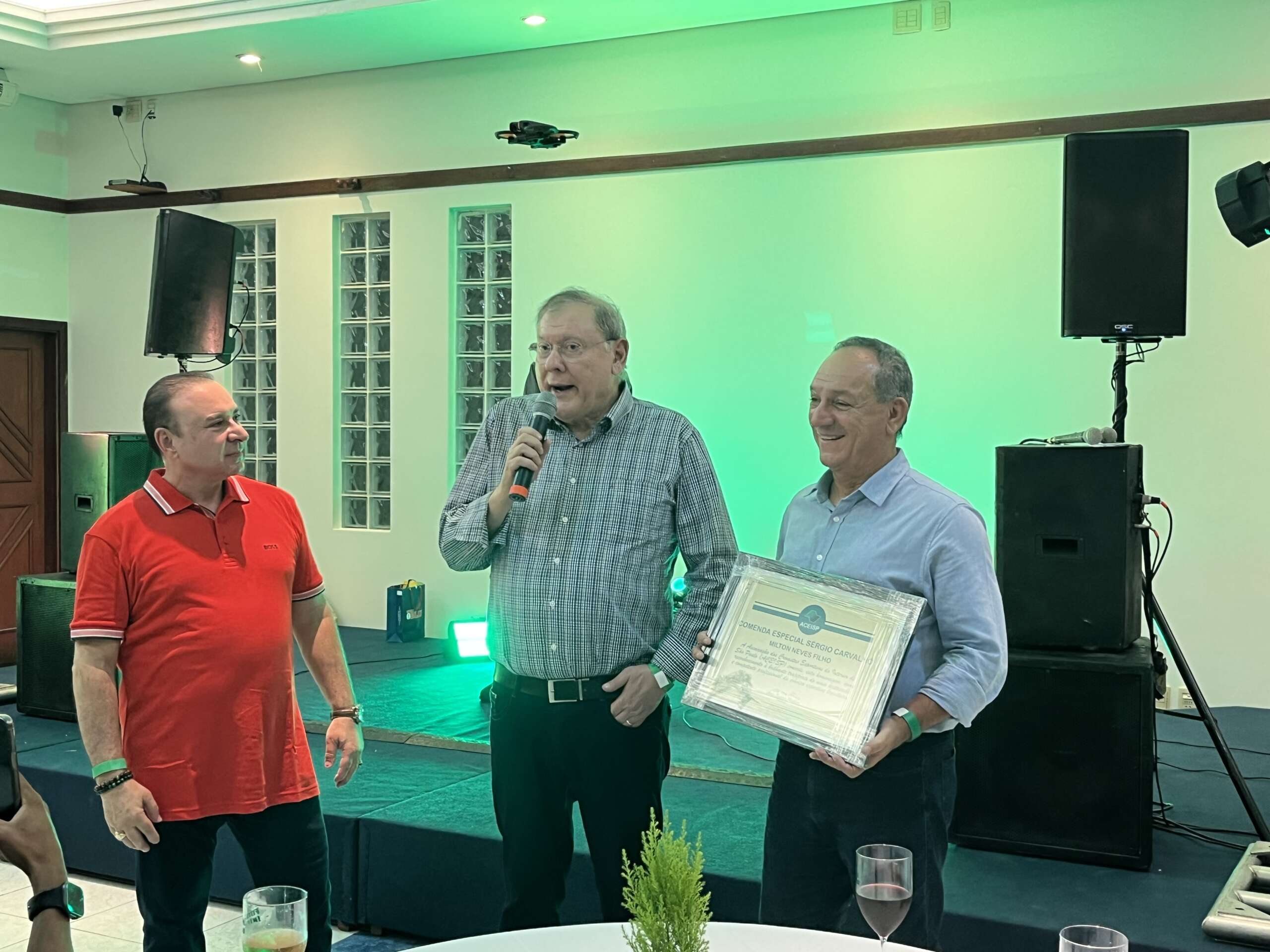 Milton Neves recebeu a homenagem das mãos do presidente da Aceisp, Artur Eugênio Mathias e do presidente da câmara de Campinas, Luiz Rossini