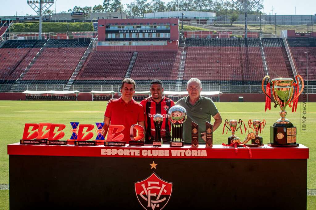 Alerrandro exibe premiações conquistadas em 2024 e sonha com o Puskas