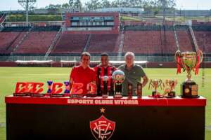 Alerrandro exibe premiações conquistadas em 2024 e sonha com o Puskas