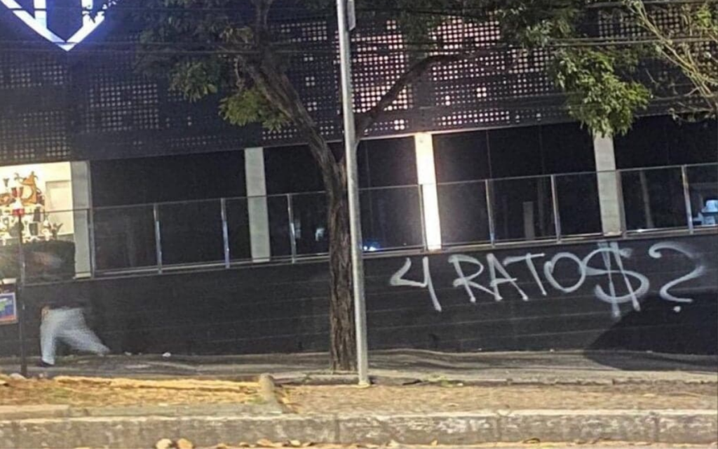 Sede do Atlético-MG é pichada após vice da Libertadores