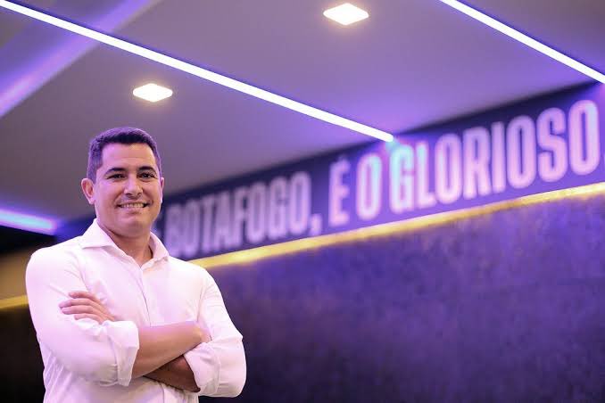 Novo CEO do Santos vai avaliar situação de Alexandre Gallo e Paulo Bracks no clube