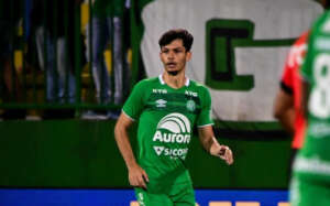 Chapecoense contrata zagueiro do Santos por definitivo e faz proposta por volante do Criciúma