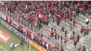 Torcida tenta invadir o gramado da Arena após nova derrota do Athletico-PR