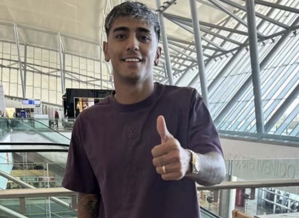 Facundo Torres chega em São Paulo para fazer exames no Palmeiras