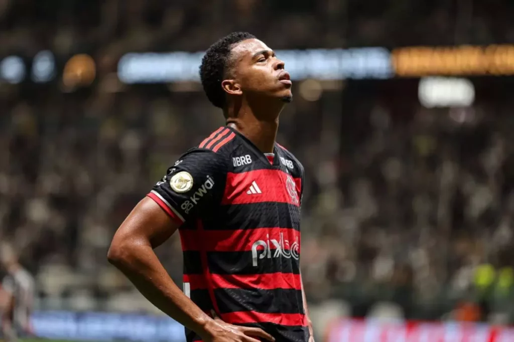 STJD aplica multa e suspende Carlinhos, do Flamengo