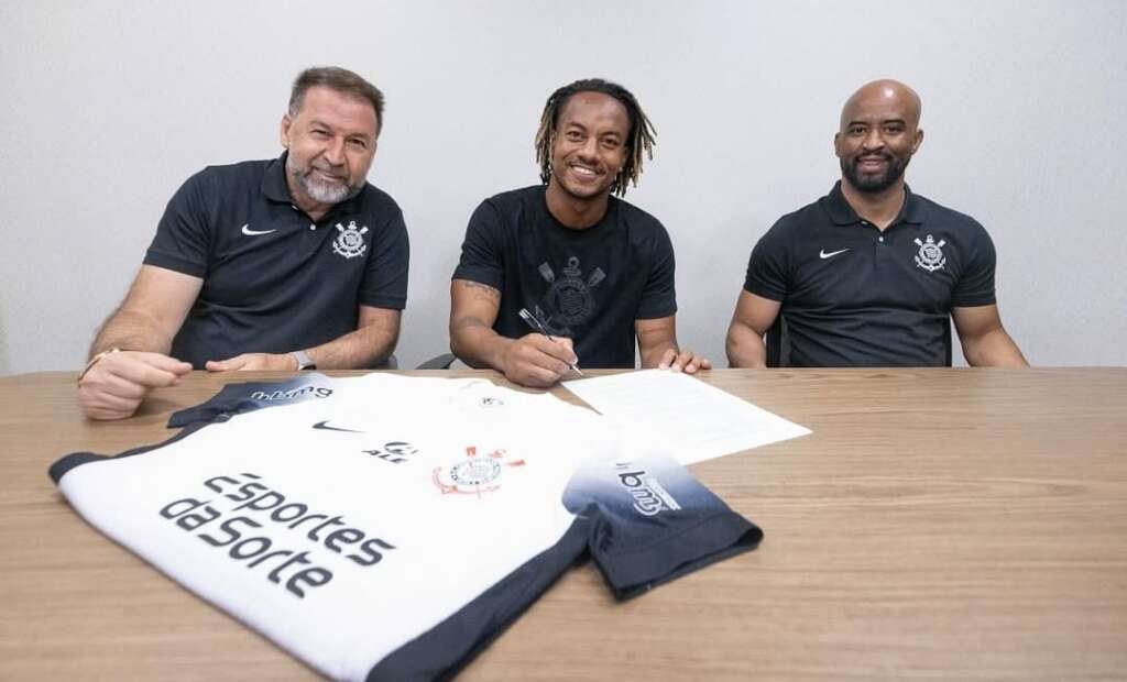 Carrillo exalta torcida após renovação com o Corinthians