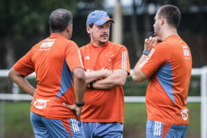 Cruzeiro tenta vaga na Libertadores 2025 em possível despedida de Diniz