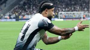 Depay arma amistoso entre Corinthians e time africano