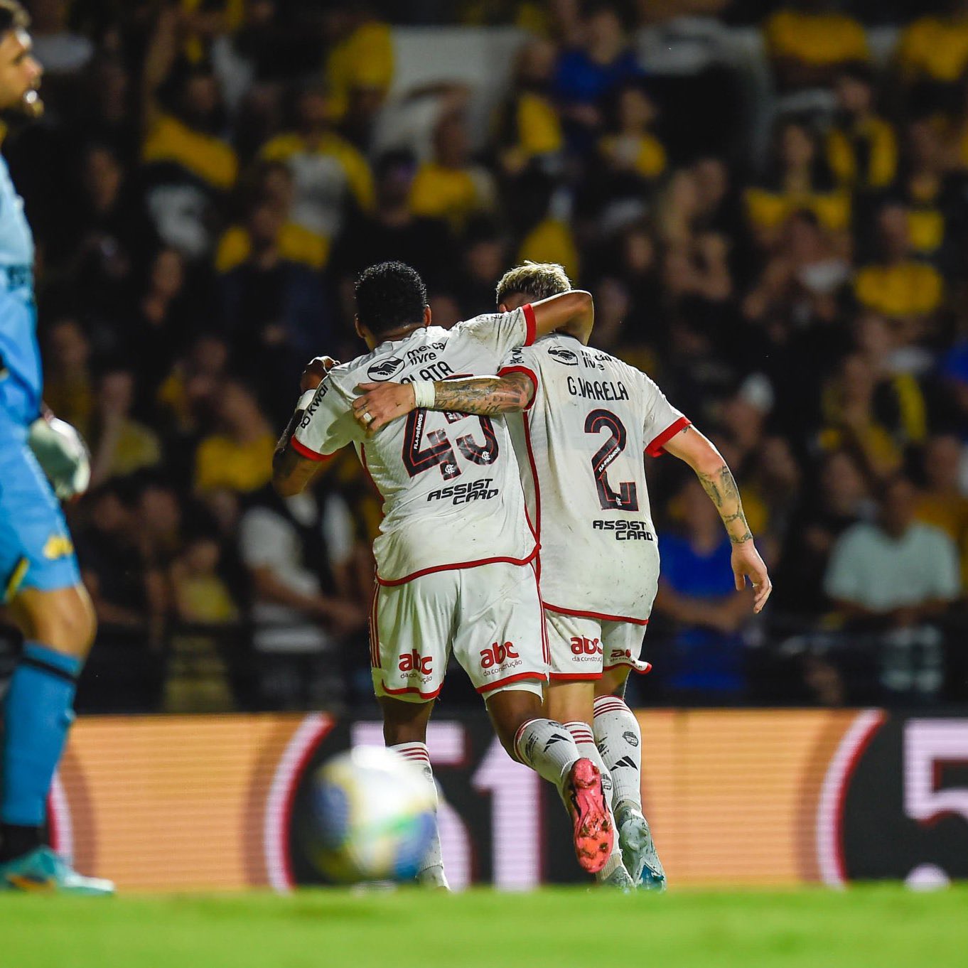 Varela comemora primeiro gol do Flamengo.