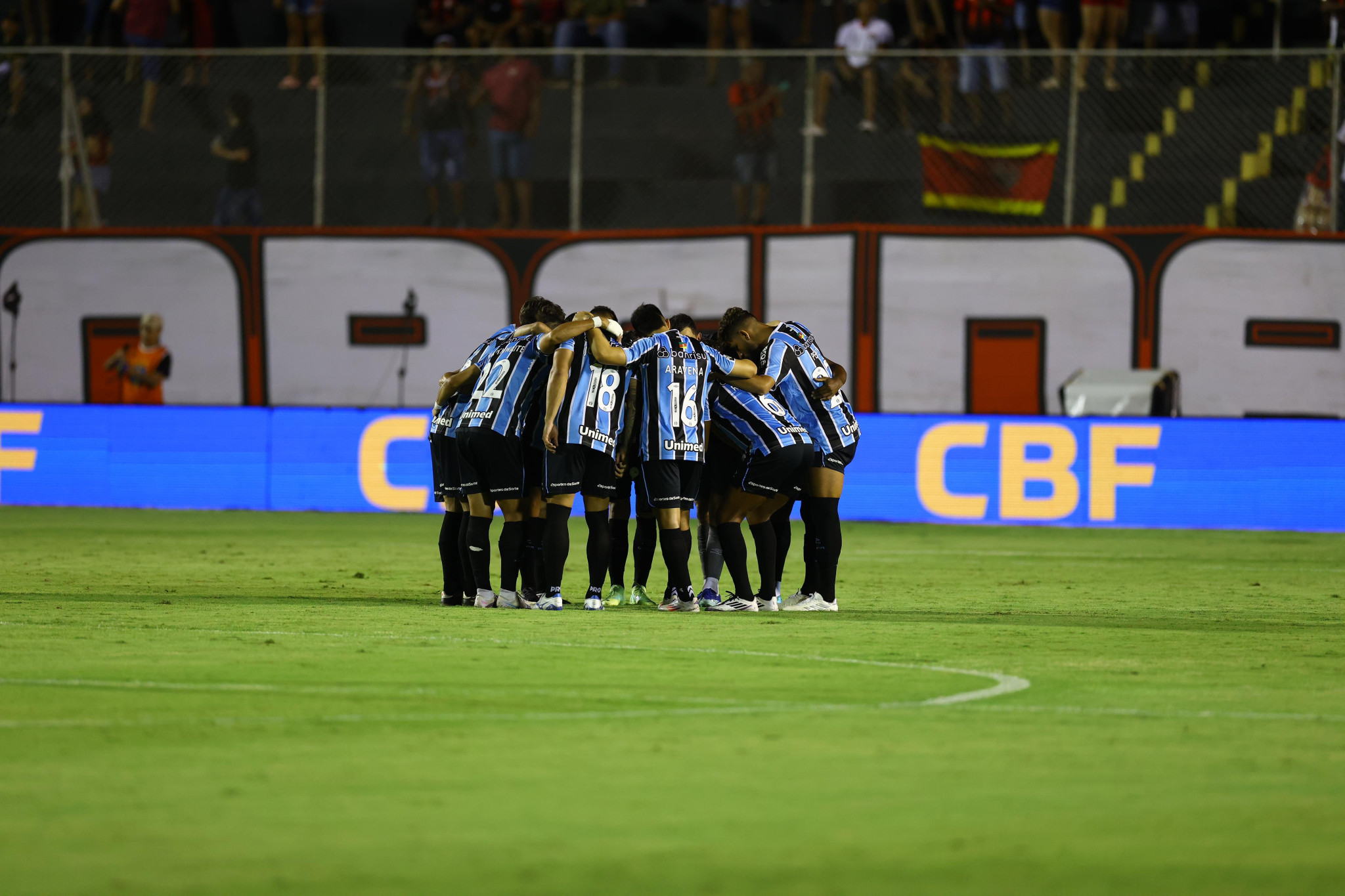 Vitória e Grêmio empatam em duelo direto na busca por vaga na Sul-Americana