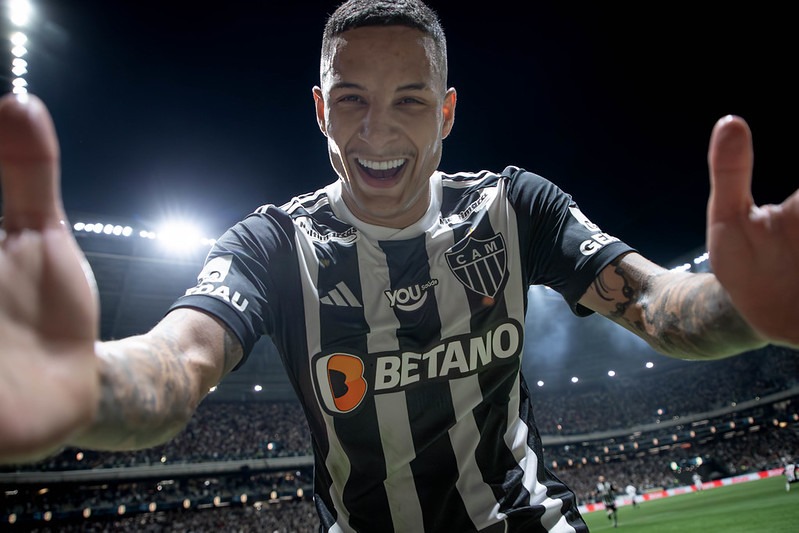 Corinthians sonda Guilherme Arana, mas Atlético-MG pretende segurar lateral-esquerdo (Foto: Pedro Souza / Atlético)