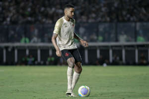 Jair celebra atuação do Vasco e se emociona com volta de Paulinho