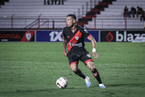 Athletico-PR avança e fica perto de contratar Luiz Fernando, do Atlético-GO