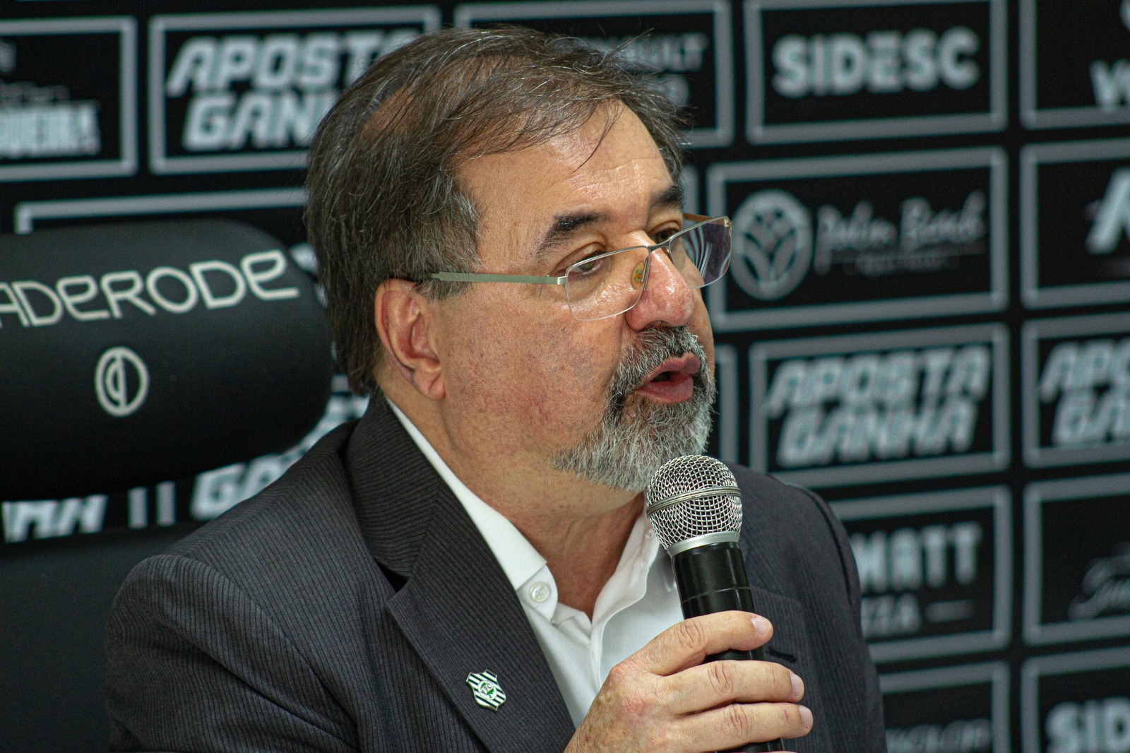 Marco Aurélio Cunha anuncia saída do Figueirense