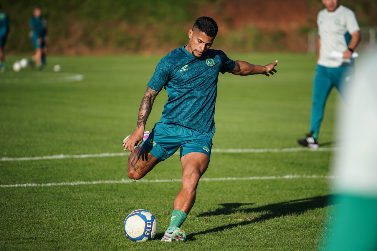 Chapecoense negocia renovação com lateral Maílton, agora em definitivo