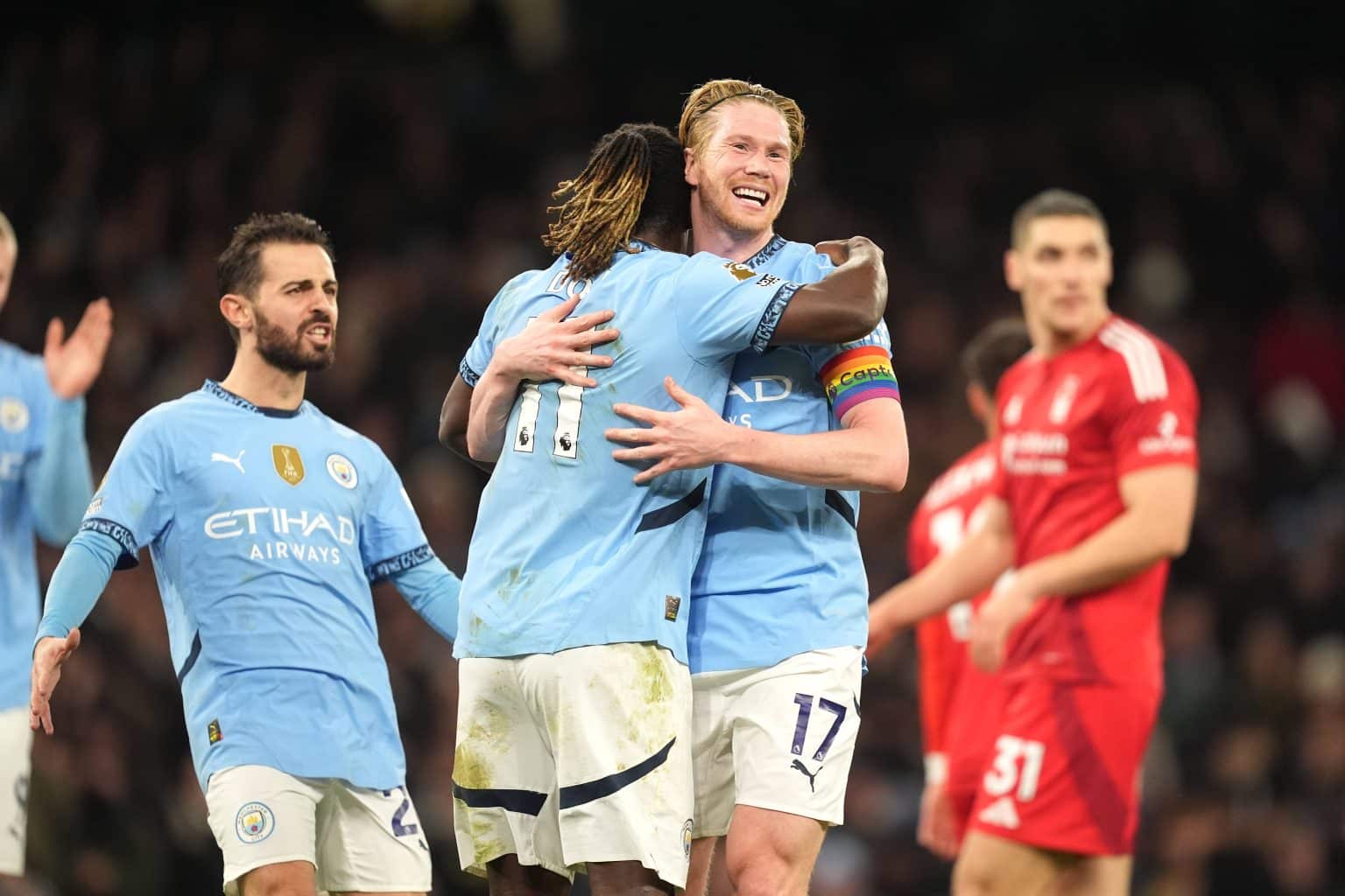 Jogador do City comemoram em campo.