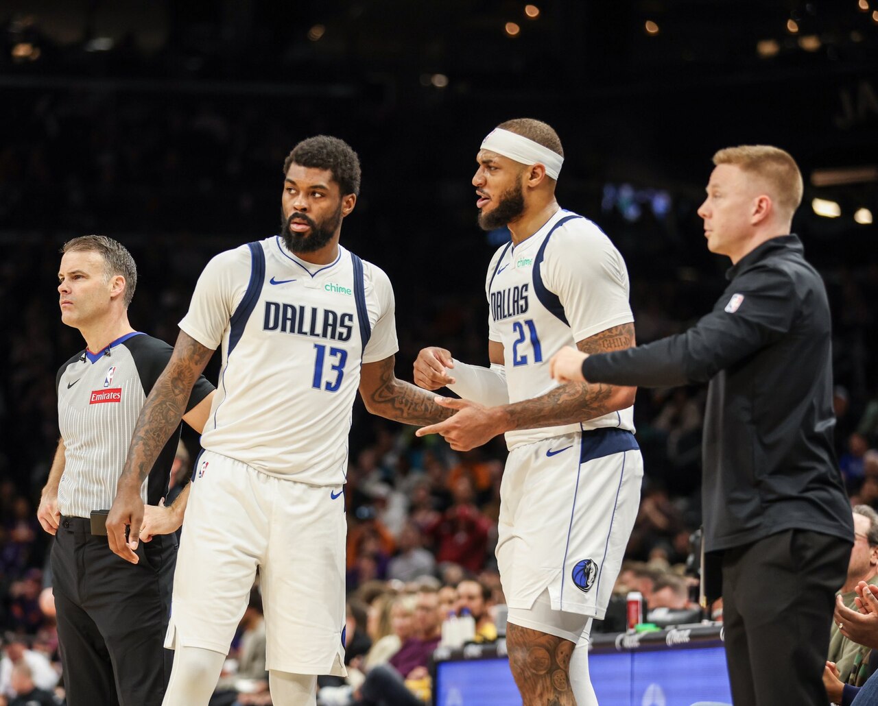 Mavericks vence Suns em jogo com briga generalizada