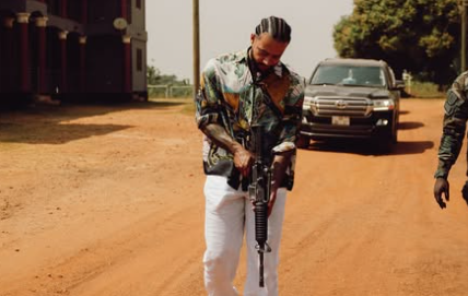 Memphis Depay posa em foto com rifle do