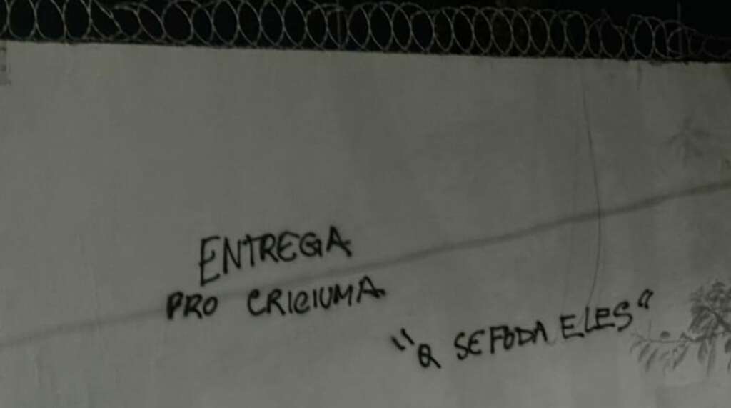 Torcedores do Flamengo picham CT e pedem: ‘Entrega para o Criciúma’