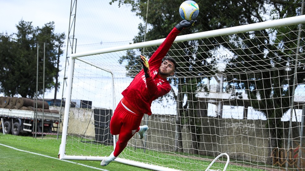 Goleiro do Athletico-PR chama atenção de clubes da Europa (Foto: José Tramontinn/Athletico)