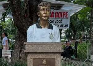 Neto tem busto inaugurado no Parque São Jorge e se emociona em homenagem do Corinthians