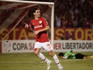 Oscar teve saída turbulenta do São Paulo para o Inter antes de brilhar na Europa
