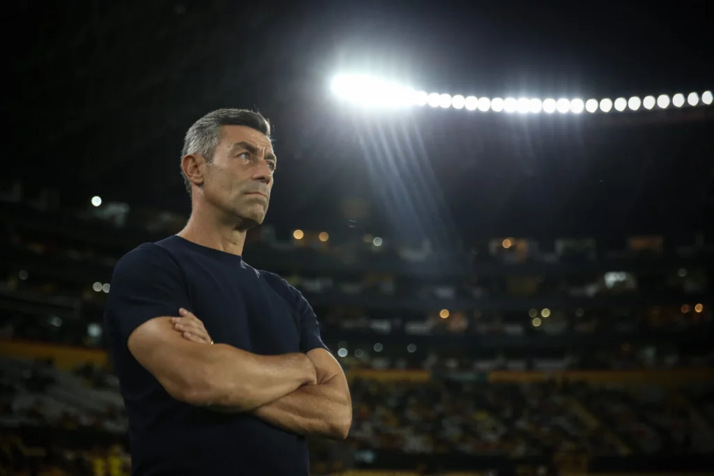 Pedro Caixinha chega ao Brasil para iniciar trabalho no Santos
