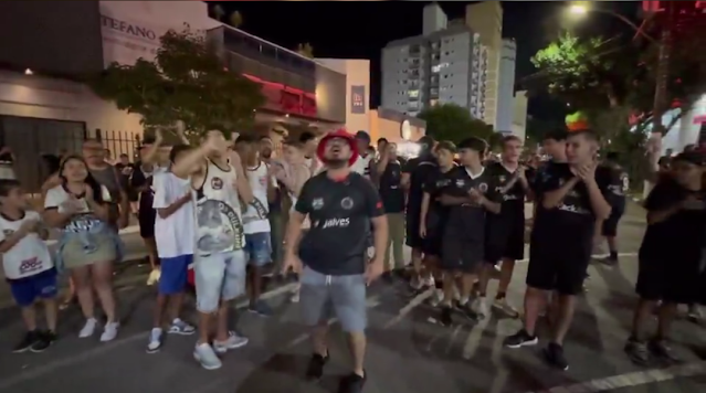 Torcida do Red Bull Bragantino protesta após 12 jogos sem vencer no Brasileirão