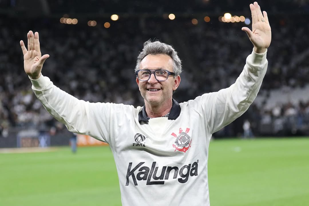 Neto tem busto inaugurado no Parque São Jorge e se emociona em homenagem do Corinthians (Foto: Jose Manoel Idalgo/Corinthians)