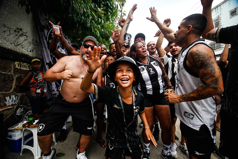 Torcida do Botafogo festeja chegada do time ao Rio