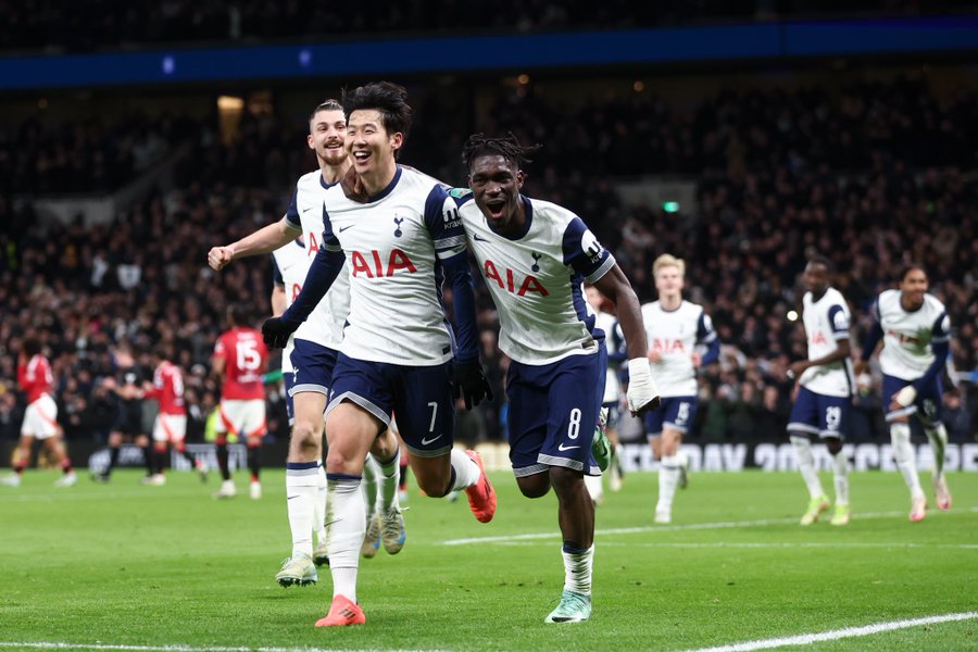 Tottenham vence Manchester United com gol olímpico e vai à semifinal da Copa da Liga Inglesa