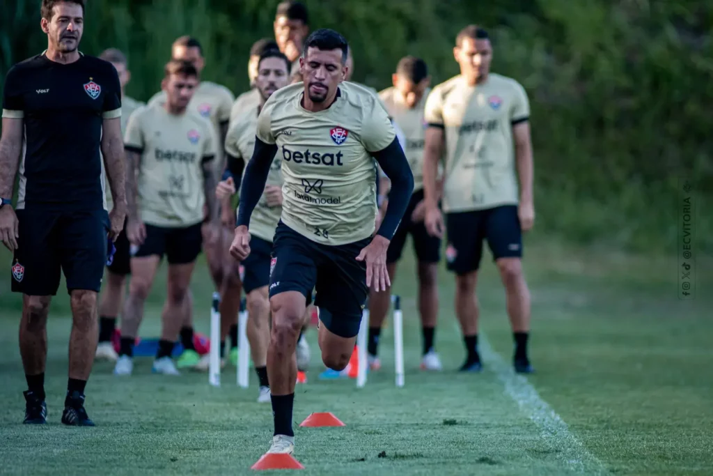 Vitória renova contrato de volante para 2025