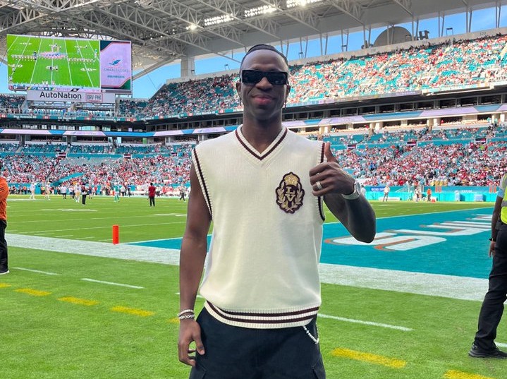 Vini Jr aproveita folga ampliada no Real Madrid para assistir a jogo da NFL em Miami