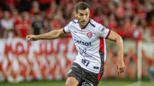 Vitória renova contrato do lateral-direito Raul Cáceres