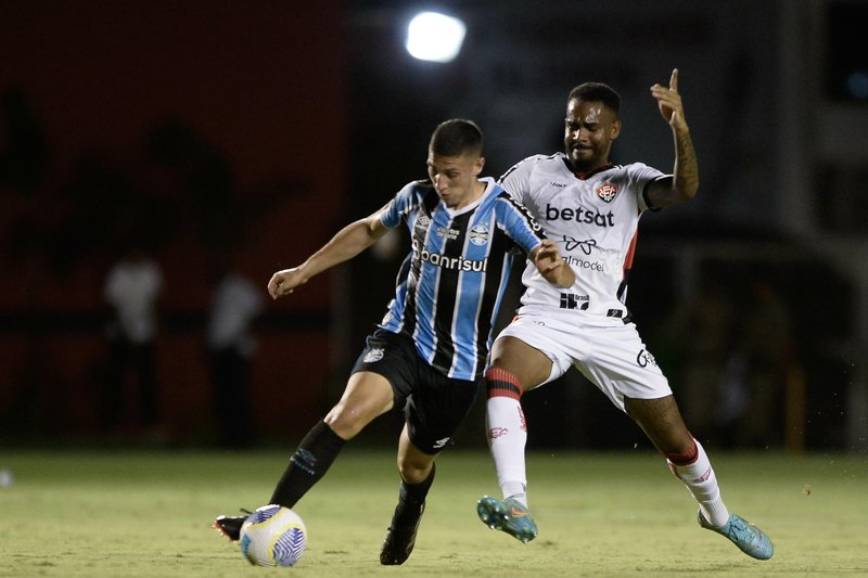 Vitória e Grêmio empatam em duelo direto na busca por vaga na Sul-Americana