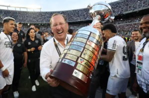 John Textor admite surpresa com conquistas do Botafogo: 'Não acreditava, mas é especial'