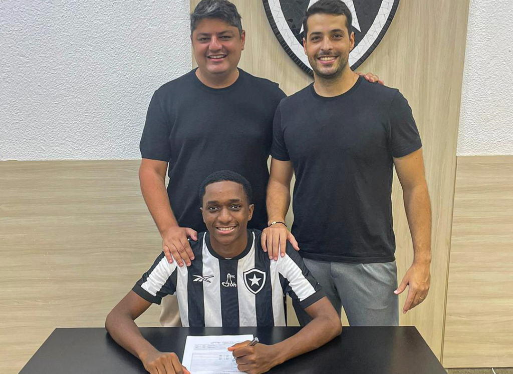 Com multa de 138 milhões, Kaique assina contrato profissional com o Botafogo até 2027